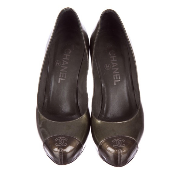 ✨Iconic CHANEL CC Logo Metallic Green Leather Cap Toes Pumps Heels Shoes - Picture 3 of 6
